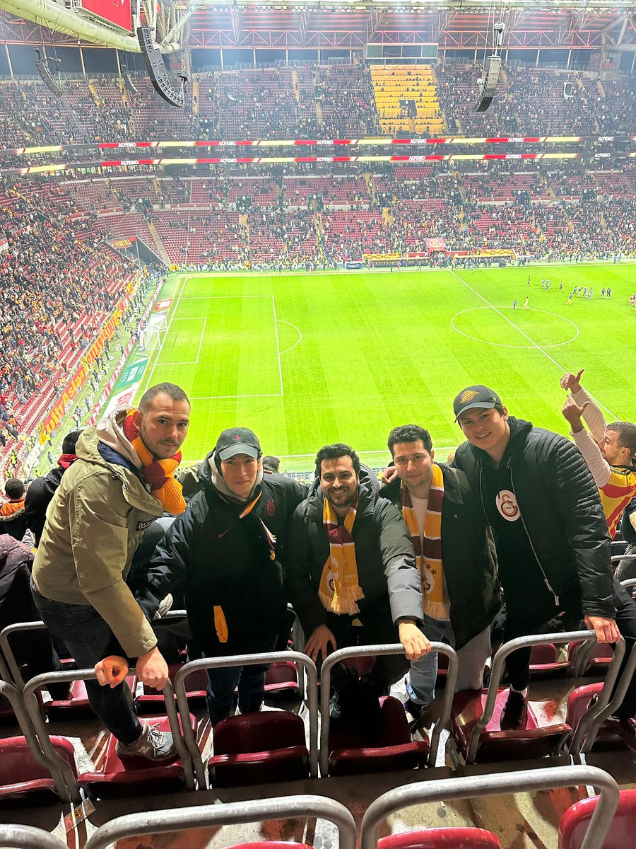 Biz seninle yaşıyoruz, seninle var oluyoruz, seninle hayata tutunuyoruz. Mutluluk kaynağımız da her şeyimiz de sensin <a href="/GalatasaraySK/">Galatasaray SK</a>