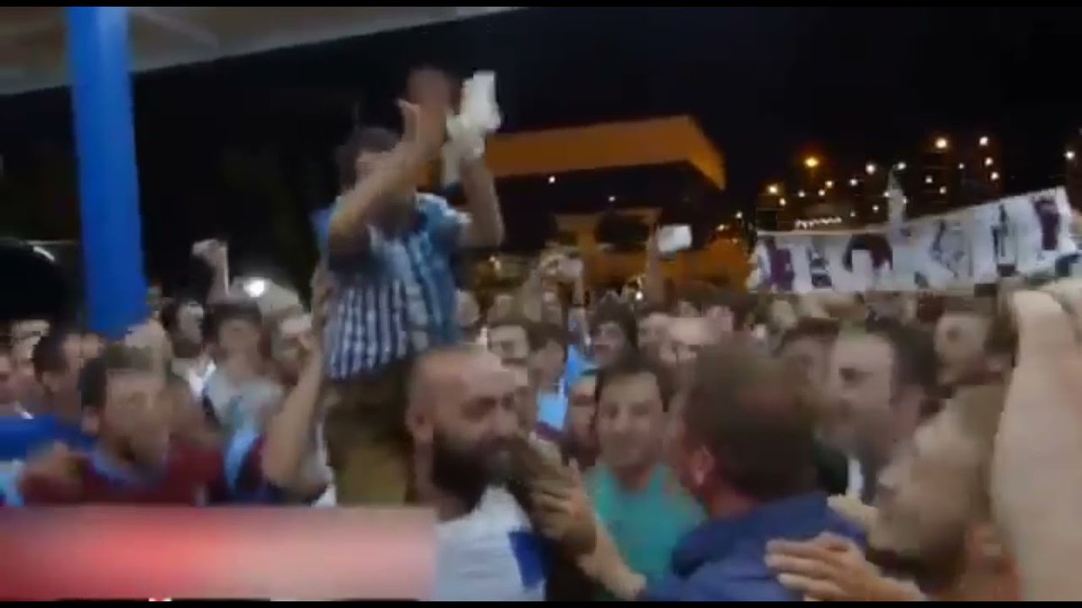 الشعب المصري منقسم عايزين يشجعوا المنتخب و لا لأ و نازلين دعك و خناق في بعض...
أنا مع جمهور أي منتخب يقابل المغرب و الجزائر و تونس من أول البطولة لآخرها: