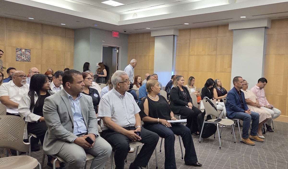 JPlanificacion's tweet image. Esta semana la Junta de Planificación, orientó a alcaldes sobre la actualización de los Planes de Mitigación conforme a FEMA. La gobernadora Jenniffer González Colón anunció $1.2M para asegurar que todos los municipios cuenten con planes aprobados y acceso a fondos de mitigación.