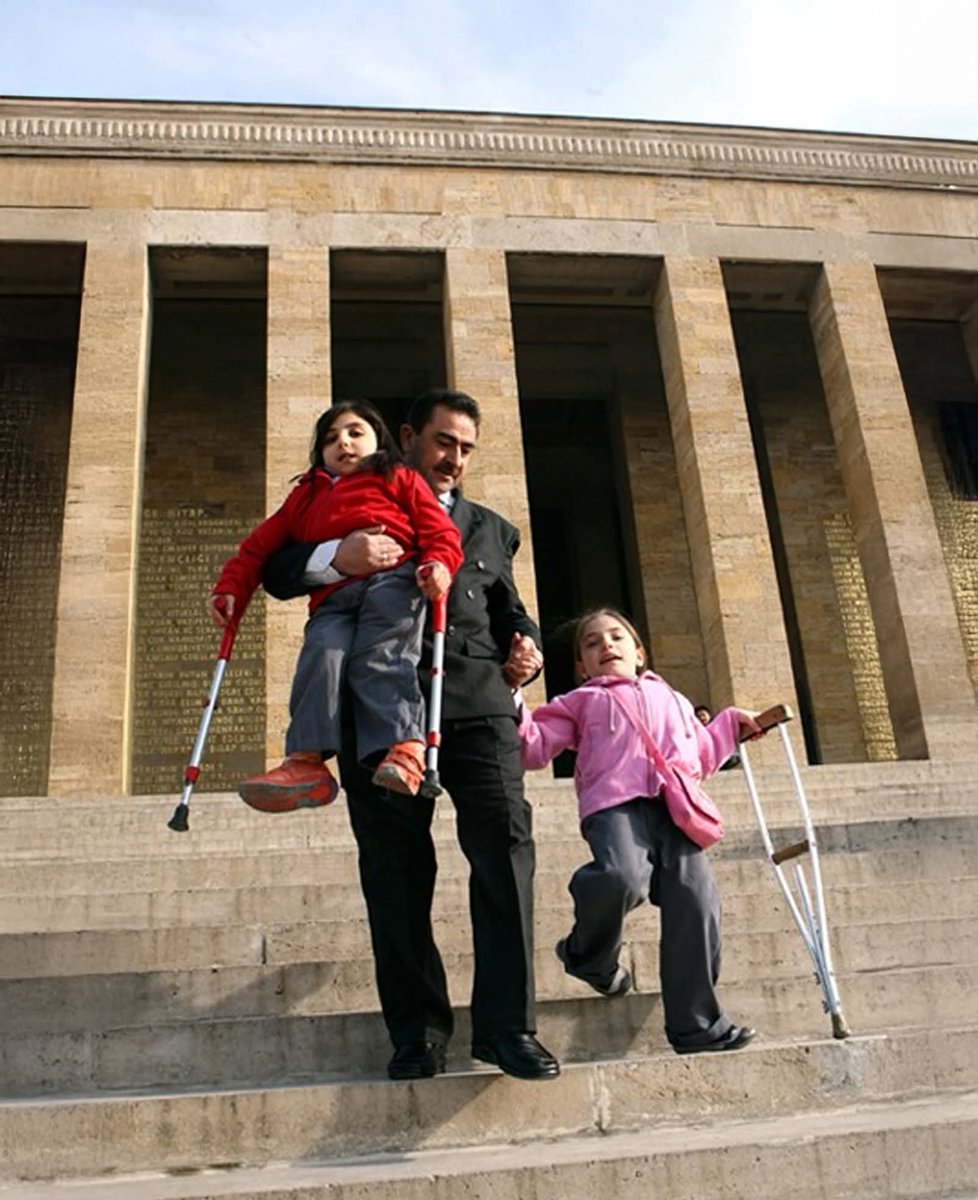 Engelli çocuklarını Atatürk'le tanıştıran bu muhteşem babayı, Türkiye'nin tanıması için, sen de paylaş 🙏♥️🇹🇷