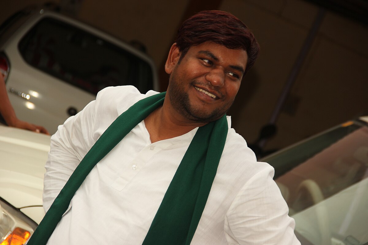 बिहार में सन ऑफ मल्लाह के नाम से मशहूर मुकेश सहनी 2014-15 से फुल टाइम पॉलिटिक्स में हैं,2018 से अपनी पार्टी VIP को भी चला रहें हैं,अबतक मुकेश सहनी एक बार विधानसभा और एक बार लोकसभा का चुनाव लड़ चुके हैं लेकिन दोनों बार हार का सामना करना पड़ा,2020 से 22 तक बीजेपी ने दो साल के लिए