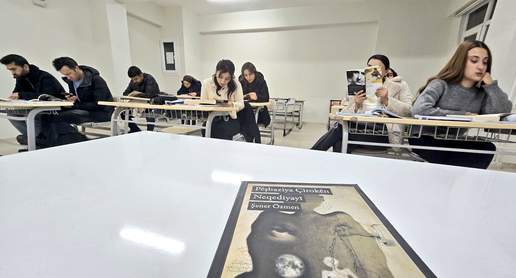 Xwendina romanên Kurdî.. Li Hezexê 📍