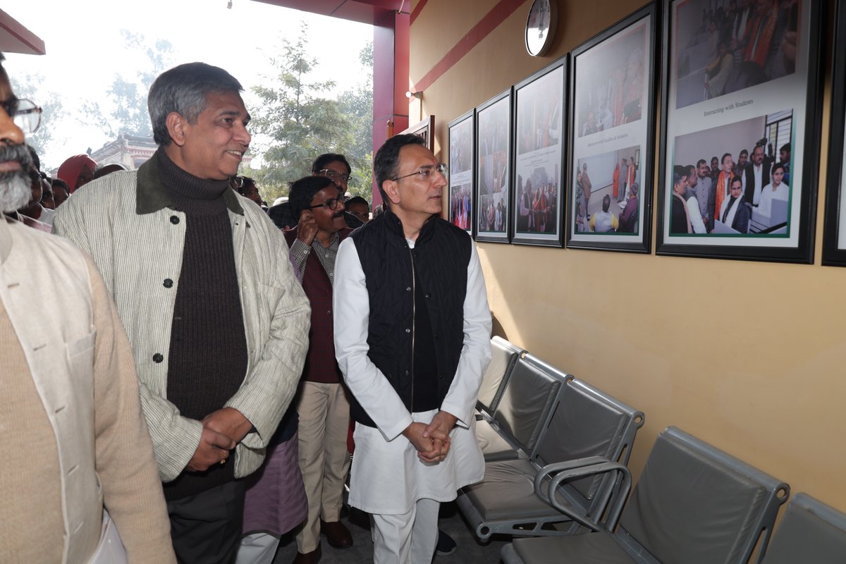 NIELITIndia's tweet photo. केंद्रीय राज्य मंत्री @JitinPrasada जी आज अटल बिहारी वाजपेयी नाइलिट विस्तार केंद्र, पीलीभीत में आयोजित प्रौद्योगिकी एवं कौशल विकास सम्मेलन में मुख्य अतिथि के रूप में शामिल हुए। इस सम्मेलन में श्री जितिन प्रसाद जी ने उत्कृष्ट ड्रोन स्टार्टअप्स को सम्मानित किया। 
#NIELIT #Skilling https://t.co/tCLozi7nx6