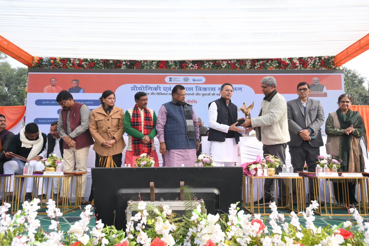 NIELITIndia's tweet photo. केंद्रीय राज्य मंत्री @JitinPrasada जी आज अटल बिहारी वाजपेयी नाइलिट विस्तार केंद्र, पीलीभीत में आयोजित प्रौद्योगिकी एवं कौशल विकास सम्मेलन में मुख्य अतिथि के रूप में शामिल हुए। इस सम्मेलन में श्री जितिन प्रसाद जी ने उत्कृष्ट ड्रोन स्टार्टअप्स को सम्मानित किया। 
#NIELIT #Skilling https://t.co/tCLozi7nx6