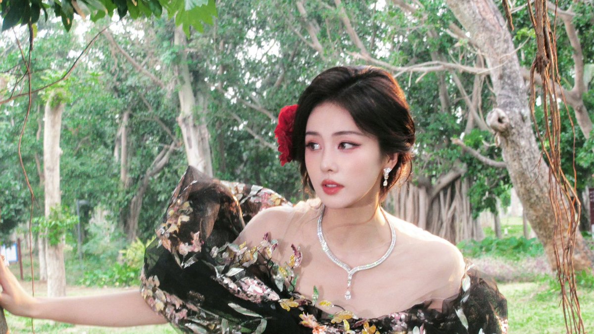 WeTVOfficial's tweet photo. A flower fairy lost in a fairytale. 🧚‍♀️🌹

👑#BaiLu at #TENCENTVIDEOALLSTARNIGHT2025 ✨

📹 Watch the livestream with English-sub &amp; Chinese-audio on WeTV. 🔗https://t.co/tTHpbnJrSv

#腾讯视频星光大赏 #WeTVAlwaysMore https://t.co/rqZJiRxSd2