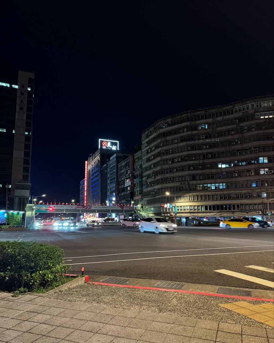 Ywfefe's tweet photo. 夜に訪ねてくる友達を迎えに行きました。友達がちょうど台北駅に到着しました。 https://t.co/PgzRYfA7vH