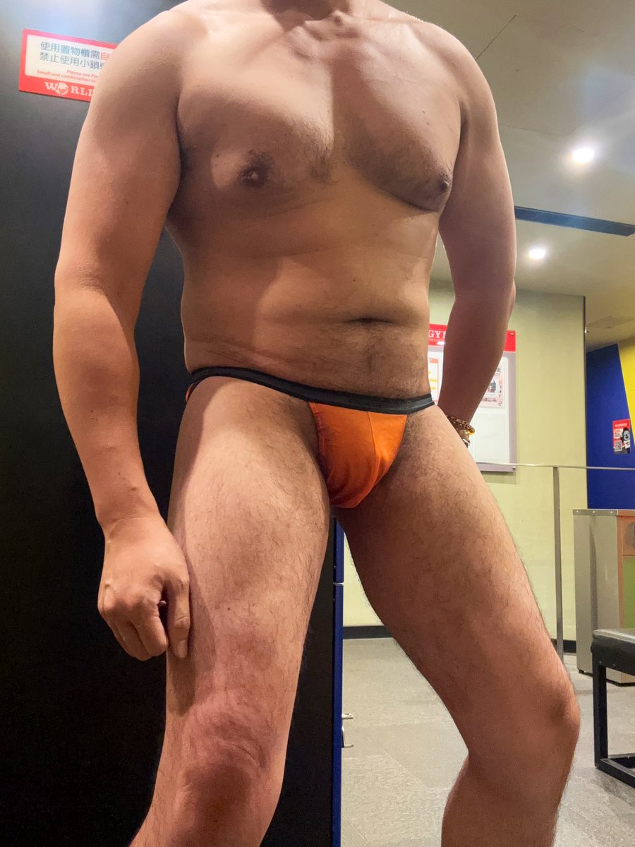運動完總要在更衣室拍一下😂
雖然不是後空還是有點小害羞
拍完剛好有人進來換衣服🥴