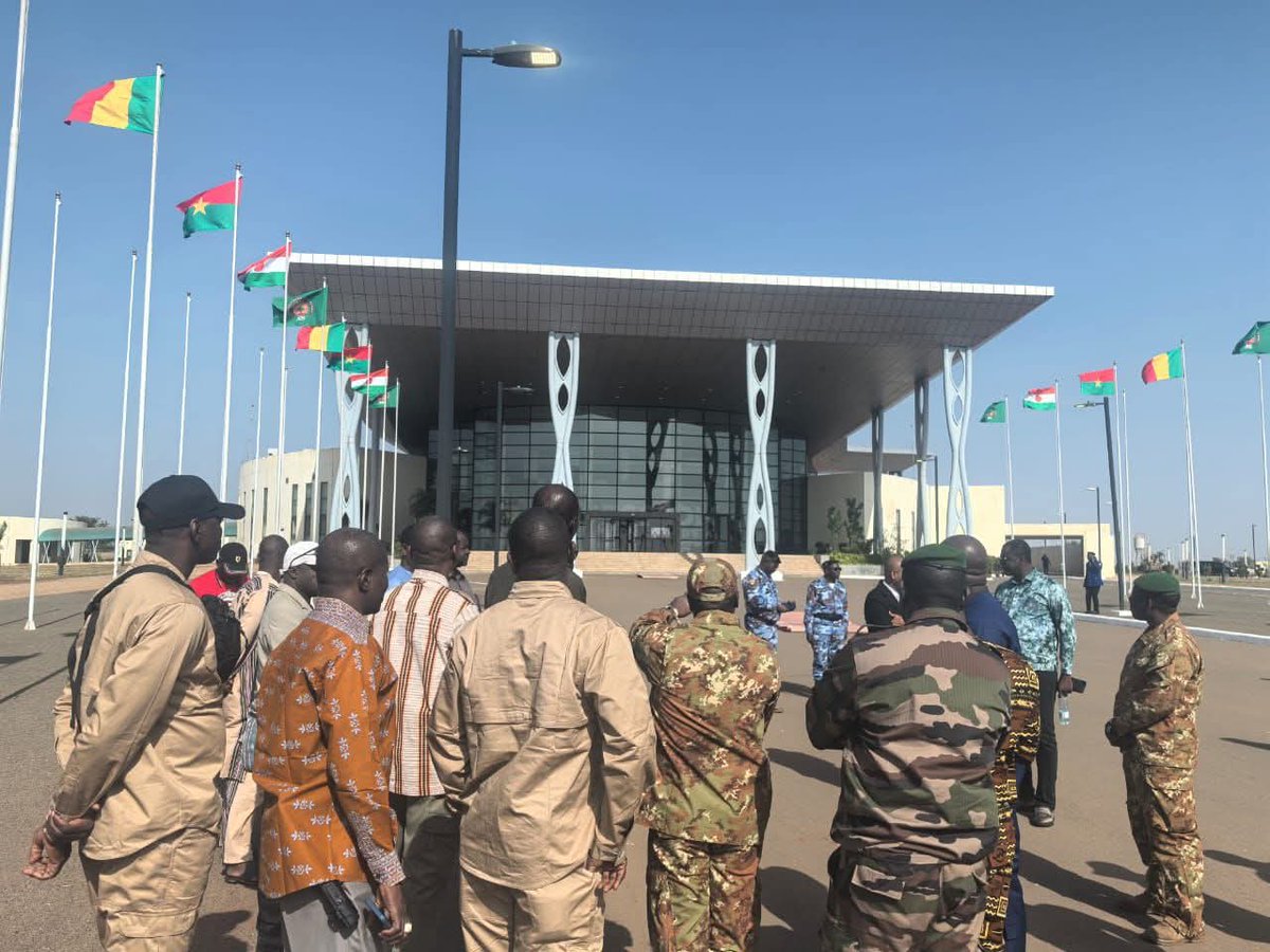 LiptakoGourma3's tweet image. #Mali:2ᵉ session du Collège des chefs d’État de la Confédération #AES —Bamako prête pour l’événement
À une semaine d’intervalle après une première mission,l’équipe pluridisciplinaire de la commission d’organisation a effectué une nouvelle visite sur les mêmes sites afin de