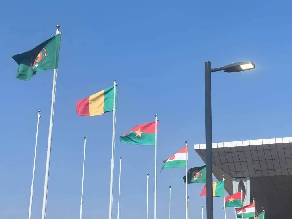 LiptakoGourma3's tweet image. #Mali:2ᵉ session du Collège des chefs d’État de la Confédération #AES —Bamako prête pour l’événement
À une semaine d’intervalle après une première mission,l’équipe pluridisciplinaire de la commission d’organisation a effectué une nouvelle visite sur les mêmes sites afin de