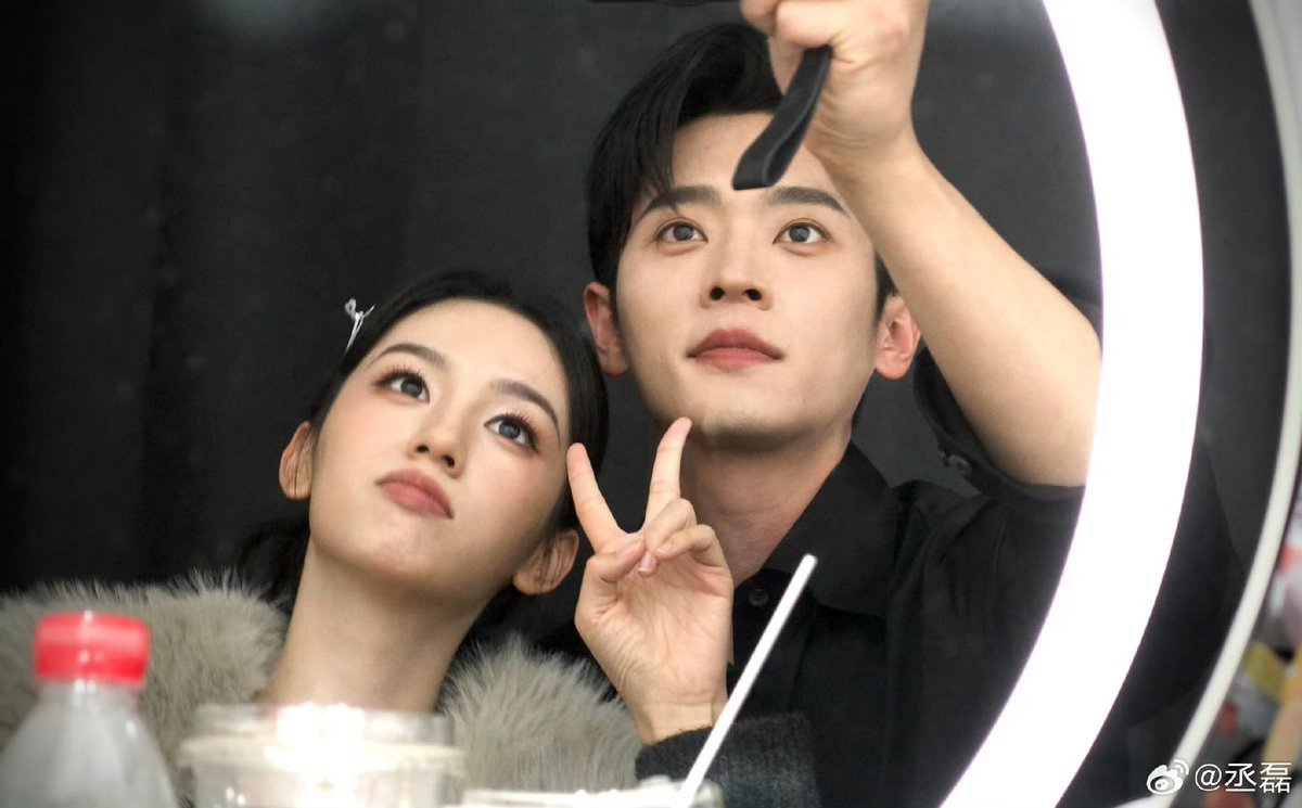 ทำไมสองคนนี้ถึงถ่ายรูปแบบปกติๆ ไม่ได้เนี่ย มันต้องซนนน ต้องมีท่ายากในการถ่ายรูปด้วยกันทุกที 😆

#TENCENTVIDEOALLSTARNIGHT2025
#เฉิงเหล่ย #ChengLei #丞磊
#ZhouYe #周也 #โจวเหย่ #โจวเย่
#เหนือสมรภูมิ #锦月如歌