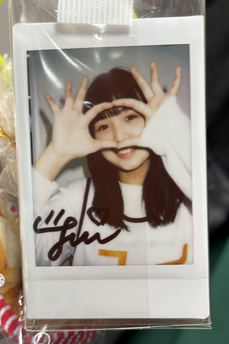 お兄ちゃんの手元に届いたﾜｲの大切な姫君のチェキ🧡🍊 #ユイちゃん