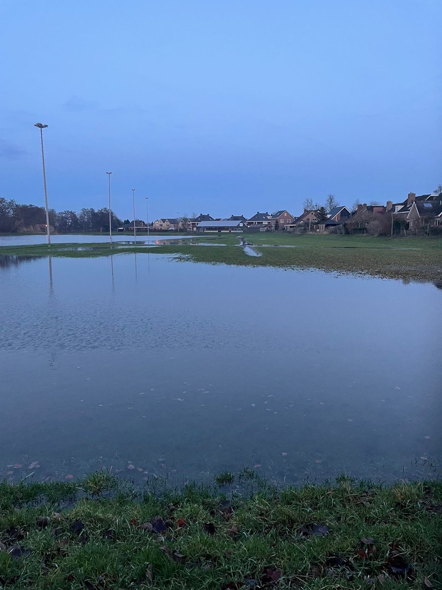 Het wordt kouder. De pomp is aan. Voordat de baan vol met water is duurt een paar dagen. Kom maar op met die vorst. #zwolle #ijsvereniging #westenholte #ijsbaan