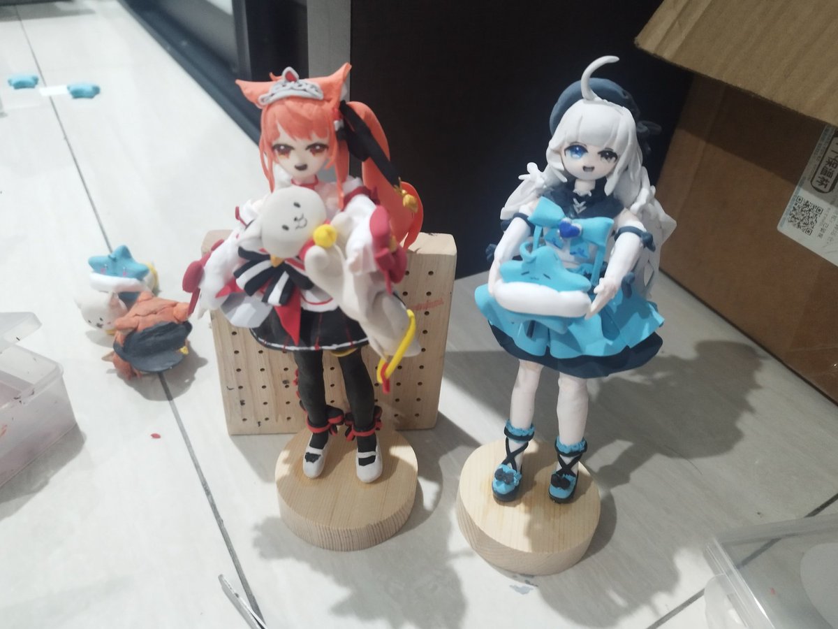 今天本來想著過普通的cf,自從阿輝和Shirley 準備什麼神奇的計畫，感覺有趣起來了~ 這次準備了兩個特別的黏土人，上次送給阿祁那個女僕的感覺還是不好看很多瑕疵之類的，這次就認真製作新的高度和很多密密麻麻的細節，人生體驗早上凌晨12點排隊和帶領三個祁眾一起搶周邊的新體驗（X）也遇到很多不同的人