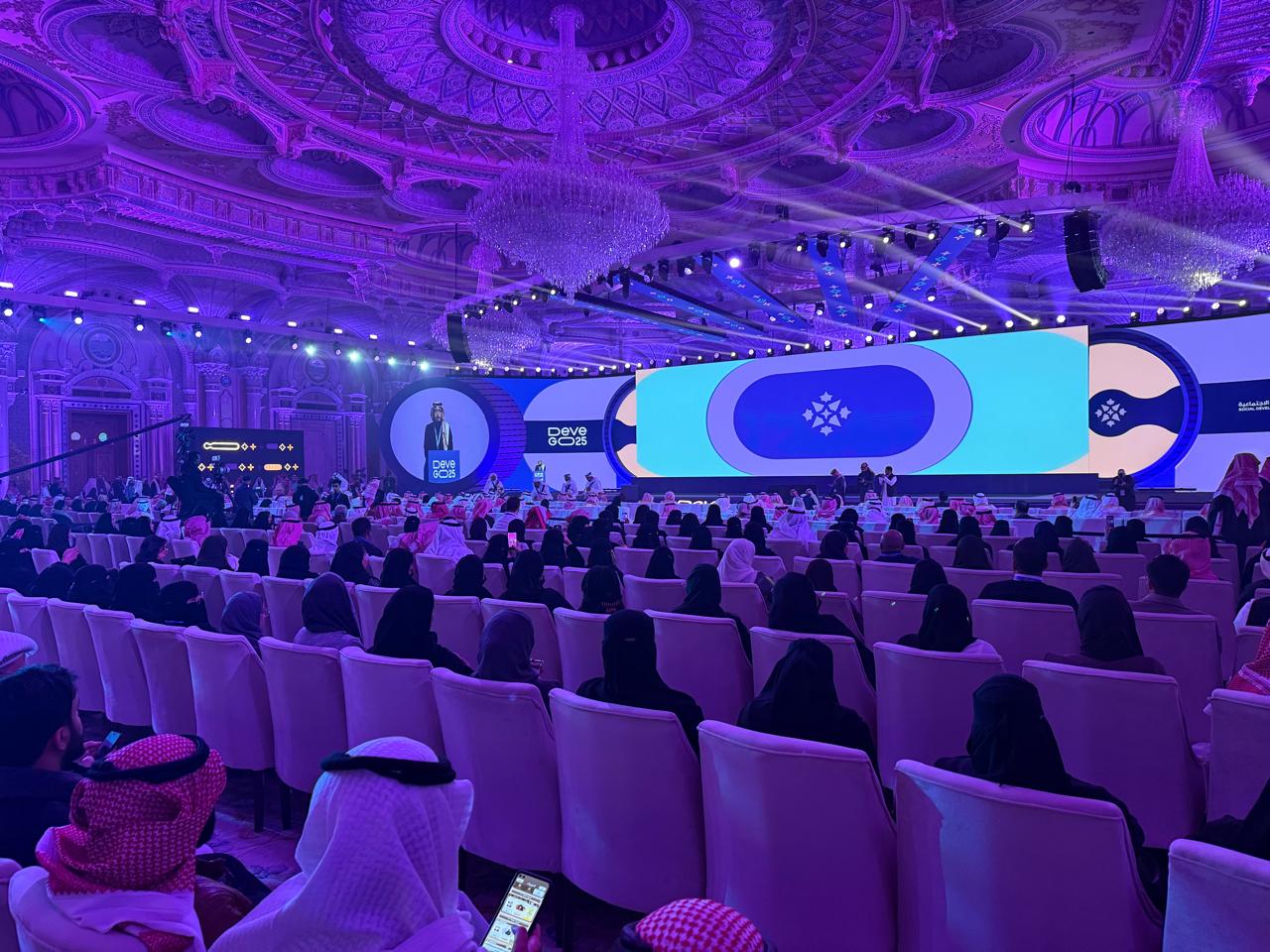 بنك التنمية الاجتماعية السعودي يمول 600 ألف شخص من رواد الأعمال والعمل الحر والمشاريع الناشئة بقيمة 46 مليار ريال، شكلت نسبة النساء منها 59%، وفقاً لما ذكره الرئيس التنفيذي للبنك سلطان الحميدي على هامش ملتقى ريادة الأعمال وأنماط العمل الحديثة في الرياض - قفزت المنشآت الصغيرة والناشئة من 430 ألفا في 2016 إلى 1.7 مليون منشأة هذا العام. mr_a_alrougui. NadaNabeel97. Raneem_os 