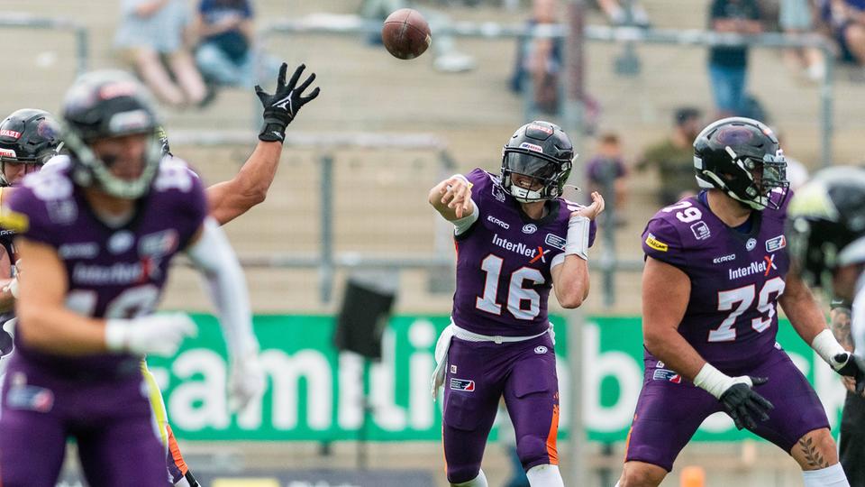 SpringFBnews's tweet photo. Les @pantherswroclaw ont signé 🇺🇸 QB Jameson Wang pour être leur QB en AFLE. Wang est venu sauver la fin de saison 2025 des Frankfurt Galaxy en #ELF (6-6), où il a joué cinq matchs (3-2). Ses stats ELF : 1459 passing yds (60,27%), 14 TDs / 4 INT, 323 rushing yds, 4 rushing TDs https://t.co/CTqRY6xIox