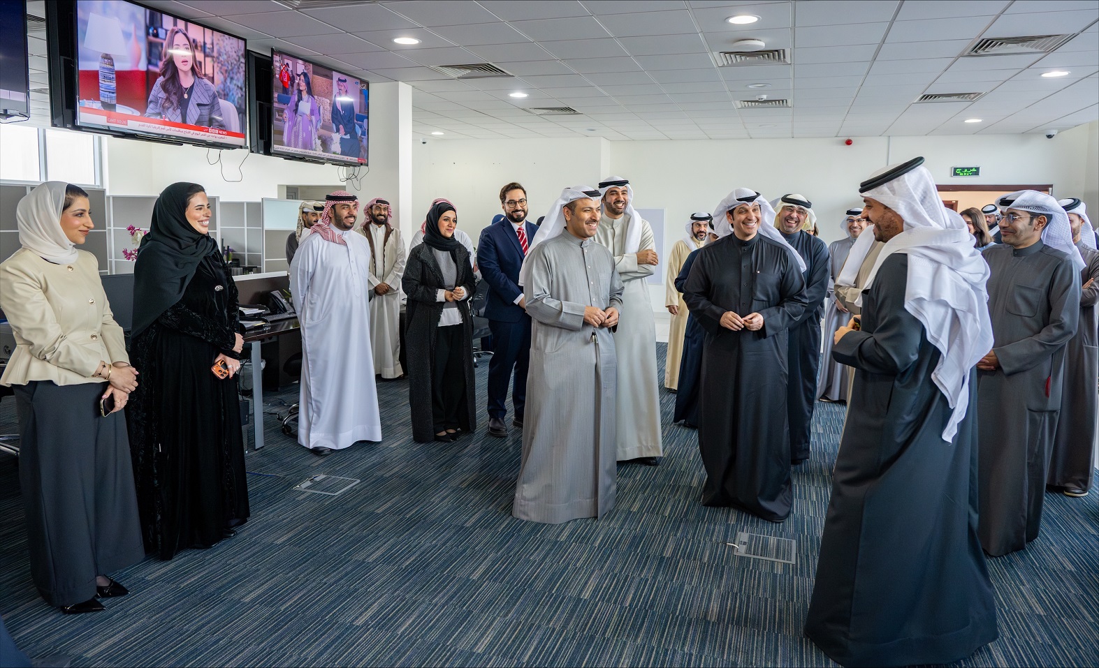 وزير الإعلام يلتقي نظيره البحريني بمناسبة زيارته إلى مملكة البحرين - أكدا عمق العلاقات الأخوية الوطيدة والروابط التاريخية الراسخة والأسس المتينة من التعاون والتكامل - قاما بجولة في مجمع وزارة الإعلام شملت مركز الاتصال الوطني والاستوديو الرئيسي لمركز الأخبار ومبنى إذاعة البحرين 