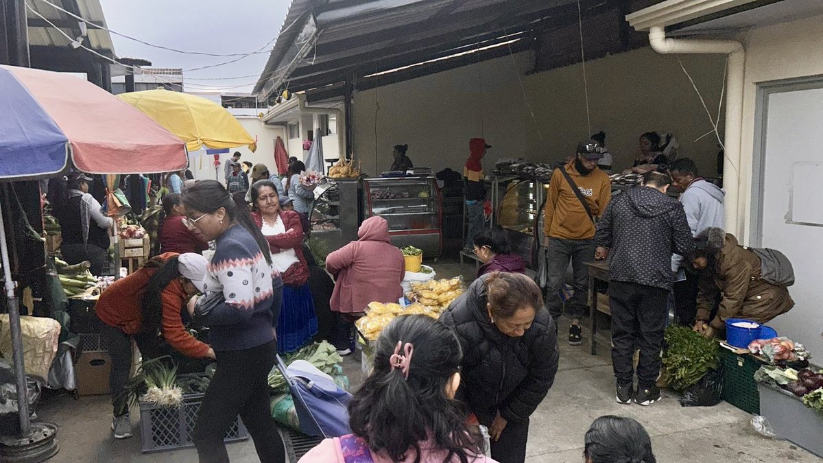 Los mejores ingredientes para la cena navideña los encuentras en la Plataforma Valdiviezo. 🫛🧀🥑🥒🍗🥩

Frescura y economía en todas tus compras. 😄

📍Estamos ubicados en las calles Antonio Valdiviezo y Tomás Ordóñez. 

#MercadosCuenca 
#TodoToditoEnUnSoloLugar 
<a href="/czamoramatute/">Cristian Zamora M</a>