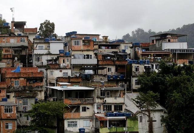 Isso aqui não é ser cafona não, né, vagabundo? Vai tomar no cu!