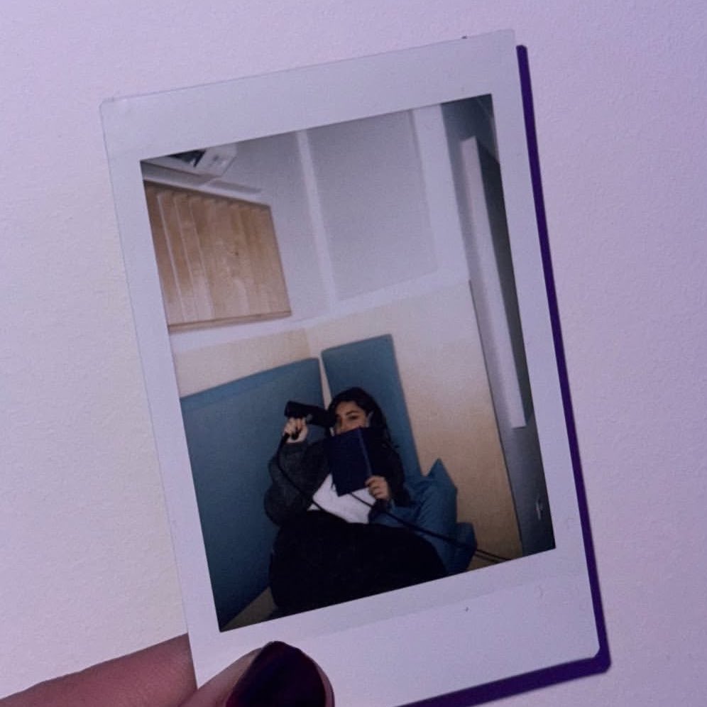 violeta en el estudio y siendo feliz es todo lo que necesita una chica para que su vida tenga sentido