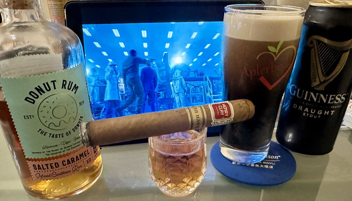 Und wieder qualmt eine Henry Clay aus Honduras. Eine wunderbare Zigarre aus alter Tradition. Salted Rum ist eine gute Beigabe zum Smoke, kann dieses Donut Rum nur empfehlen. Das Bier ist heute mal ein Stout von Guinness. Es läuft Es. #OliAfDZig