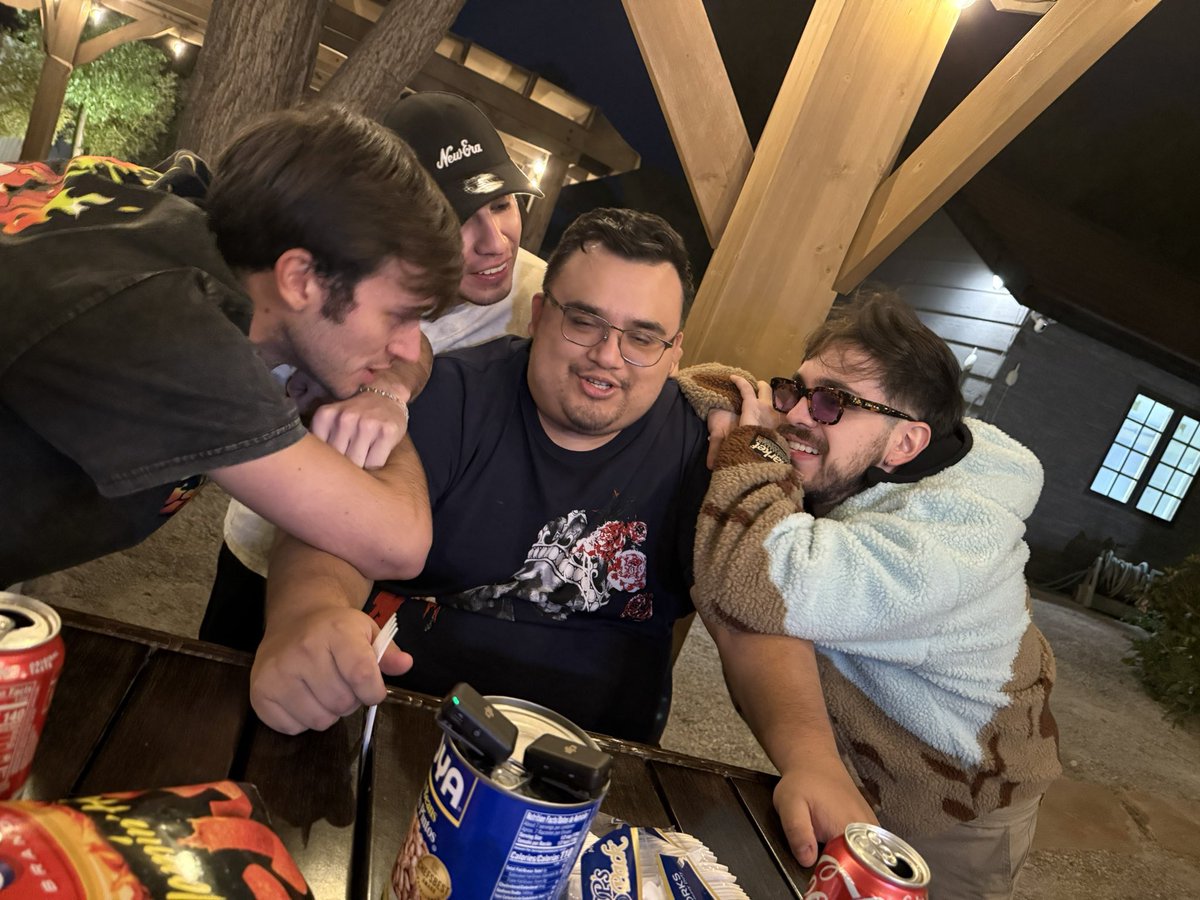 🚨 24 HORAS CON ESOS 4 YA EN VIVO 🚨

Un montón de juegos, BDNA Rewind 2025, Secret Santa y una alta probabilidad de que antes de las 12 horas ya no nos aguantemos, ¡los esperamos! 👊👊👊👊