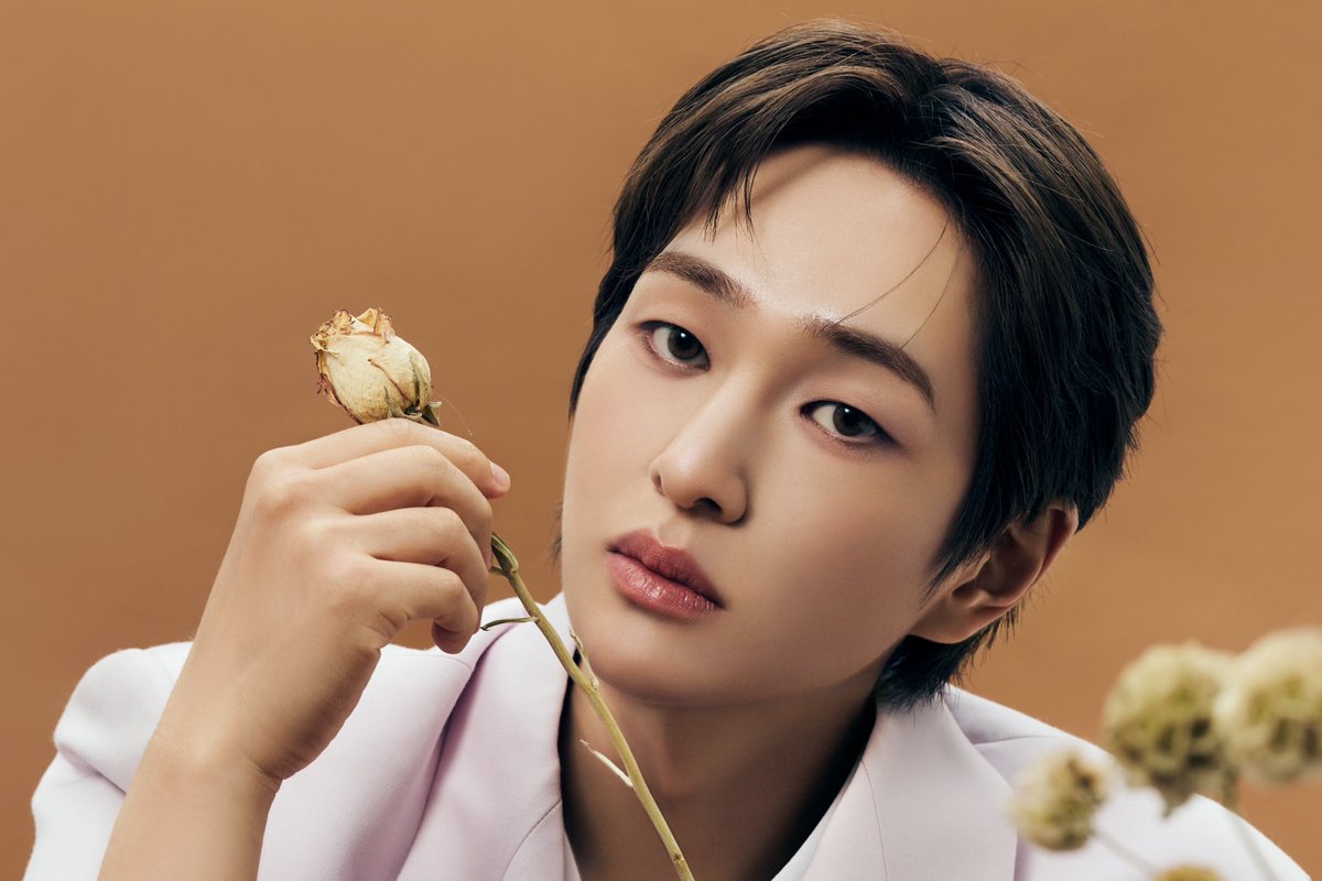 WATCH: #SHINee's #Onew Reveals New Solo Light Stick
soompi.com/article/180691…