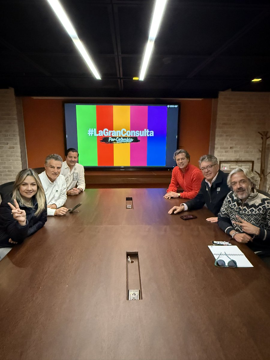Esta mañana de domingo 21 de diciembre, los seis integrantes de #LaGranConsulta por Colombia 🇨🇴 nos reunimos con la candidata presidencial Paloma Valencia. Ella expresó su interés de hacer parte de esta consulta del próximo 8 marzo de 2026. Luego de una conversación franca, con