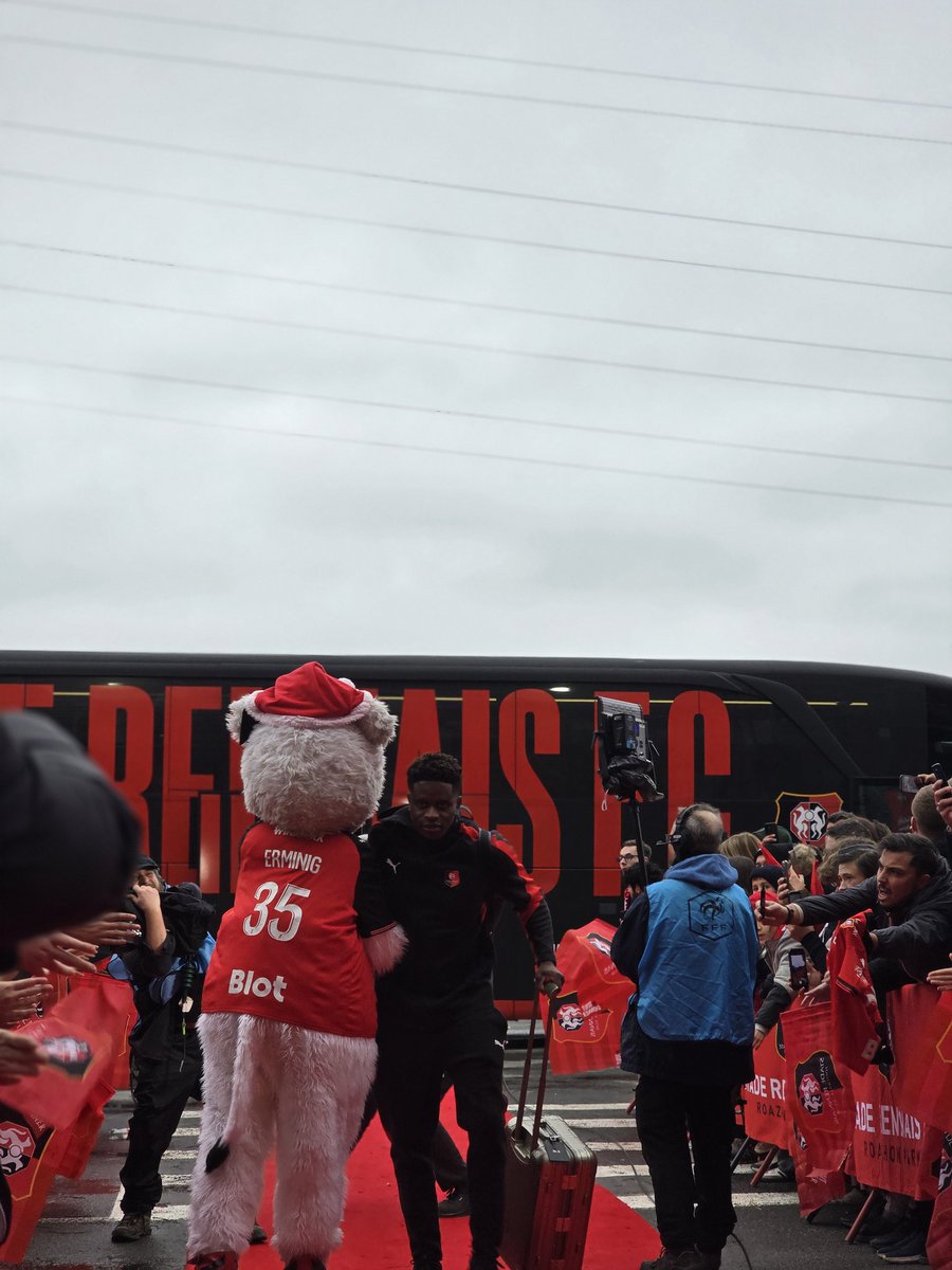Arrivée de nos Rouge et Noir pour ce 32e de finale de <a href="/coupedefranceCA/">Coupe de France Crédit Agricole</a> ! 🔴⚫️ #SRFCLSVB