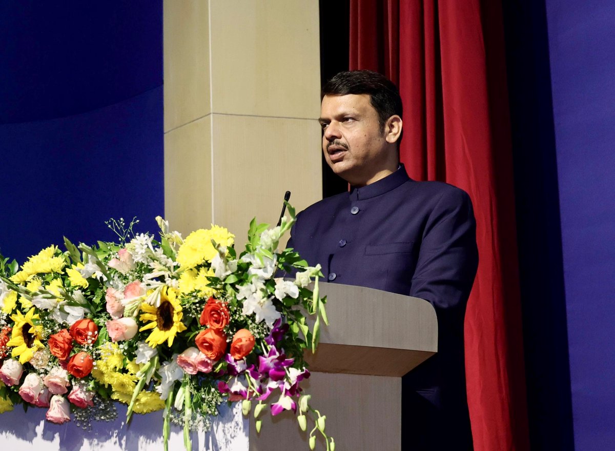 CMOMaharashtra's tweet image. 🔸CM Devendra Fadnavis at 'Udaan 25-26 : Jewel of LIT and Youth Icon Awards', organized by 'Lakshminarayan Innovation Technological University, Nagpur'.
Chairman of Solar Group of Industries, Satyanarayan Nuwal, Chairman of Board of Governance, LIT University Dr. G. D. Yadav and…