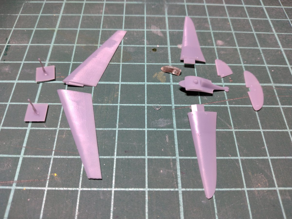 Ka8なかなかうまくいかないので、気分転換に違う機体を作ってみる。1/144はやっぱり小さい。とりあえず初出力だから組立できるかどうか。