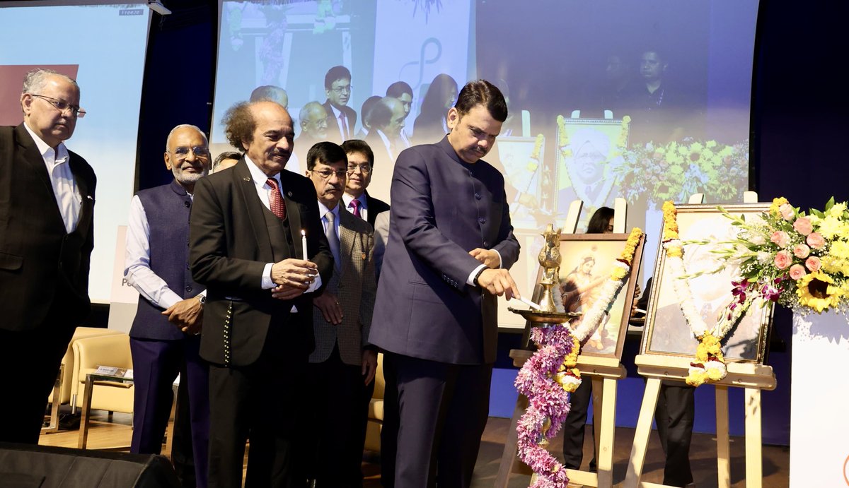 CMOMaharashtra's tweet image. 🔸CM Devendra Fadnavis at 'Udaan 25-26 : Jewel of LIT and Youth Icon Awards', organized by 'Lakshminarayan Innovation Technological University, Nagpur'.
Chairman of Solar Group of Industries, Satyanarayan Nuwal, Chairman of Board of Governance, LIT University Dr. G. D. Yadav and…