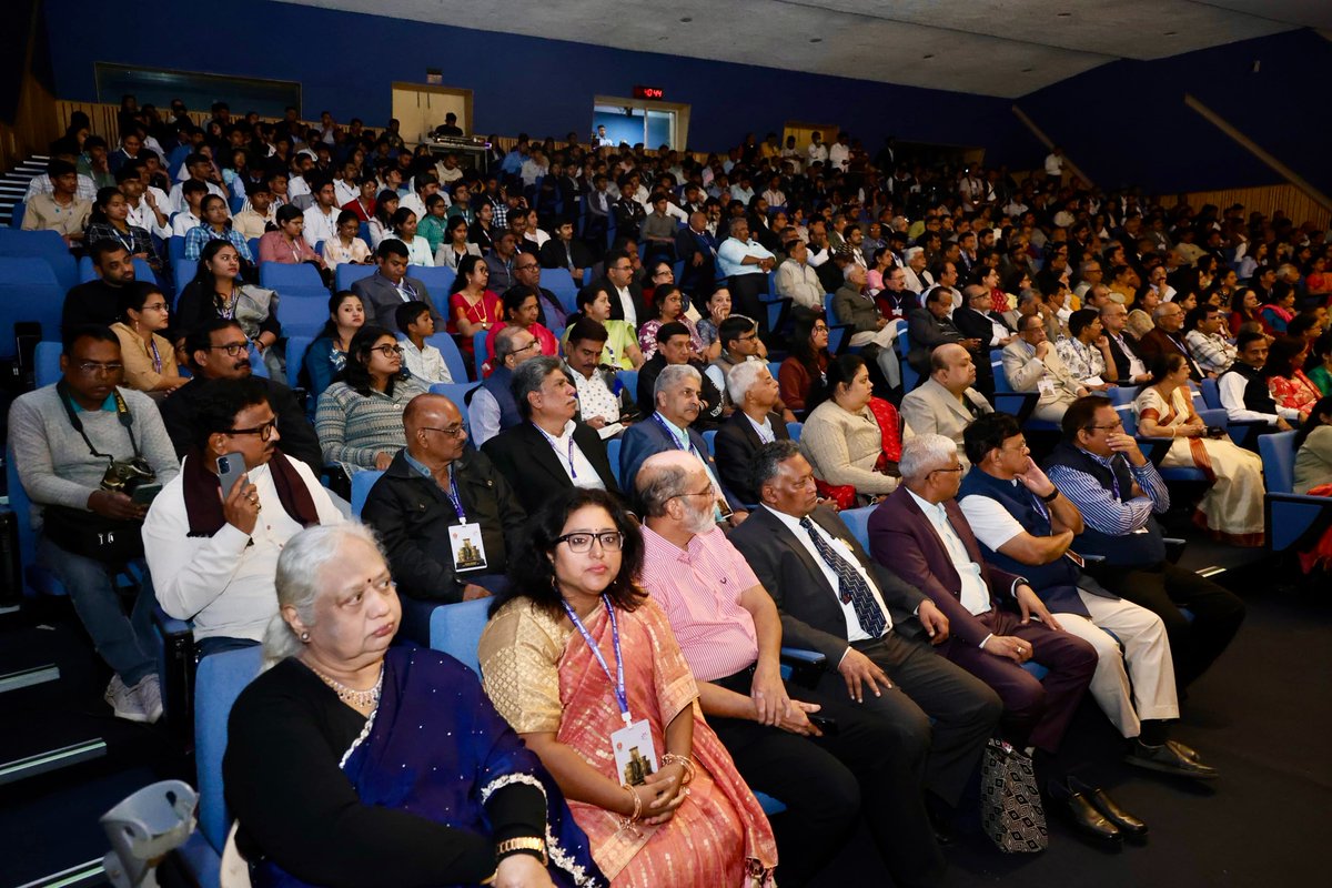 CMOMaharashtra's tweet image. 🔸CM Devendra Fadnavis at 'Udaan 25-26 : Jewel of LIT and Youth Icon Awards', organized by 'Lakshminarayan Innovation Technological University, Nagpur'.
Chairman of Solar Group of Industries, Satyanarayan Nuwal, Chairman of Board of Governance, LIT University Dr. G. D. Yadav and…