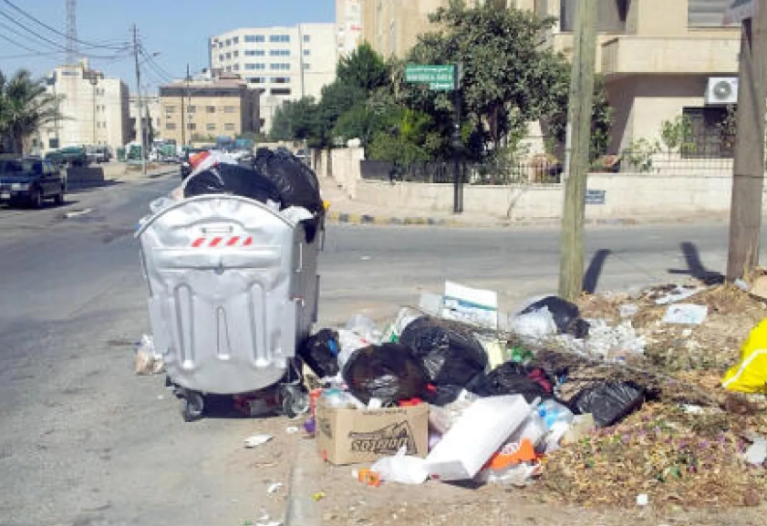 الحكومة: مخالفة الإلقاء العشوائي للنفايات قد تصل إلى 500 دينار 
