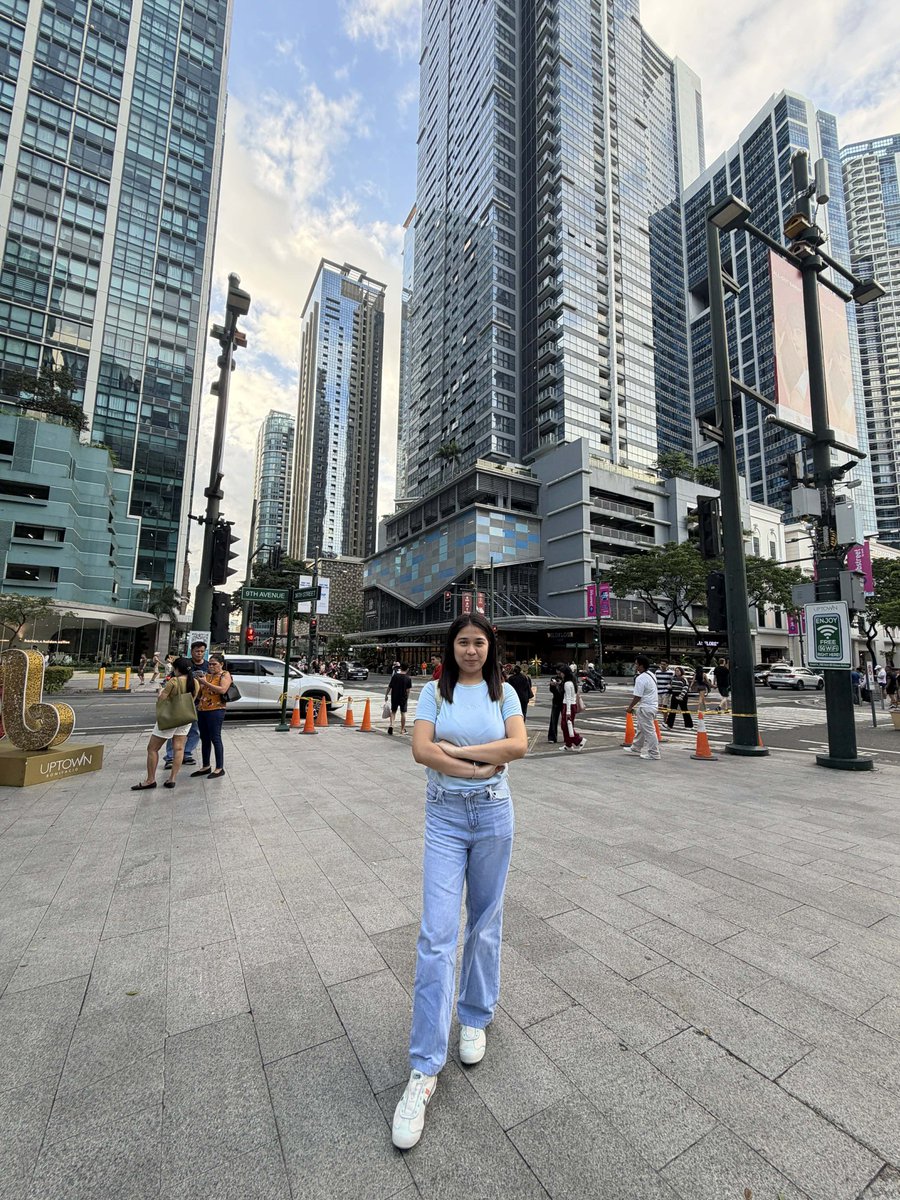 denaerys__'s tweet photo. Ganito pala gamitin yong height ko haha.

Anyway, kung gano nag align tong angle na to ganon din nag align isa isa ung gus2 kong mangyari this yr. Hehehe. Im so happy. Haha. Next yr na tau magmeet friends! Hehe. https://t.co/eusbAvloV6