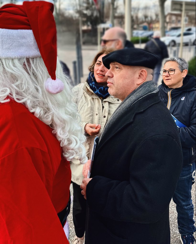 Ce matin, au marché de Pinsaguel, nous sommes allés à la rencontre des préoccupations des habitants. 

✅ Rejoignez le @rassemblementnational_fr pour offrir un avenir meilleur, à notre Région ! 🇫🇷

#rnoccitanie #rnhautegaronne #pinsaguel  #rassemblementnational