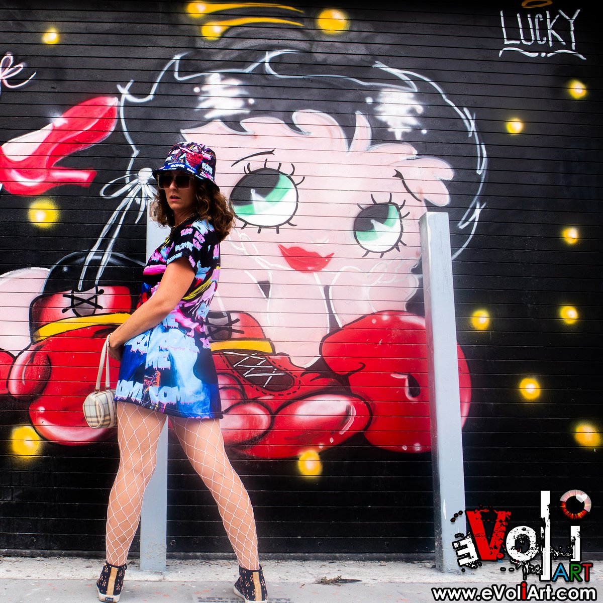 underlab's tweet image. ✨She’s not a tourist—she’s the main attraction.
@PrincessPoiised x Come (Eat) shot in Miami’s street art jungle.
🌐 Exclusive photos for registered members at bit.ly/AmandaPLZ-EVOL