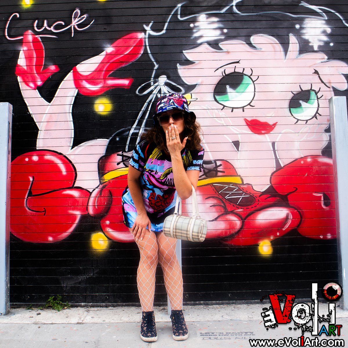 underlab's tweet image. ✨She’s not a tourist—she’s the main attraction.
@PrincessPoiised x Come (Eat) shot in Miami’s street art jungle.
🌐 Exclusive photos for registered members at bit.ly/AmandaPLZ-EVOL