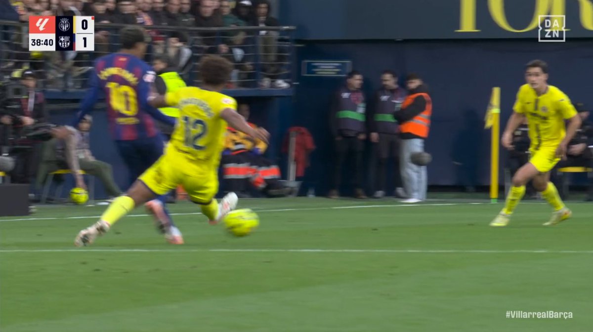 ArchivoVAR's tweet image. ⁉️💥 ¿Es roja directa la entrada de Renato Veiga sobre Lamine Yamal?

✅ 𝗦𝗜.

👉🏻 El defensor entra por detrás con fuerza desmedida dejando los tacos en el pie apoyado de su rival.

▪️ Sin ser una tarjeta roja clarísima, hay motivos suficientes para mostrarla.