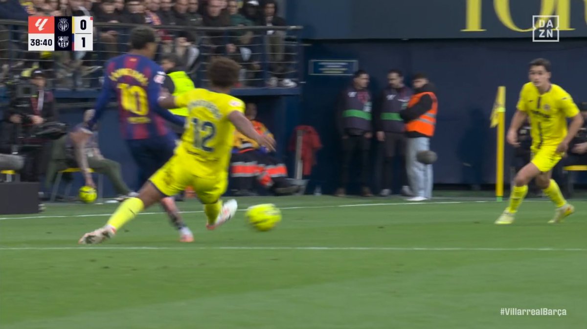 ArchivoVAR's tweet image. ⁉️💥 ¿Es roja directa la entrada de Renato Veiga sobre Lamine Yamal?

✅ 𝗦𝗜.

👉🏻 El defensor entra por detrás con fuerza desmedida dejando los tacos en el pie apoyado de su rival.

▪️ Sin ser una tarjeta roja clarísima, hay motivos suficientes para mostrarla.