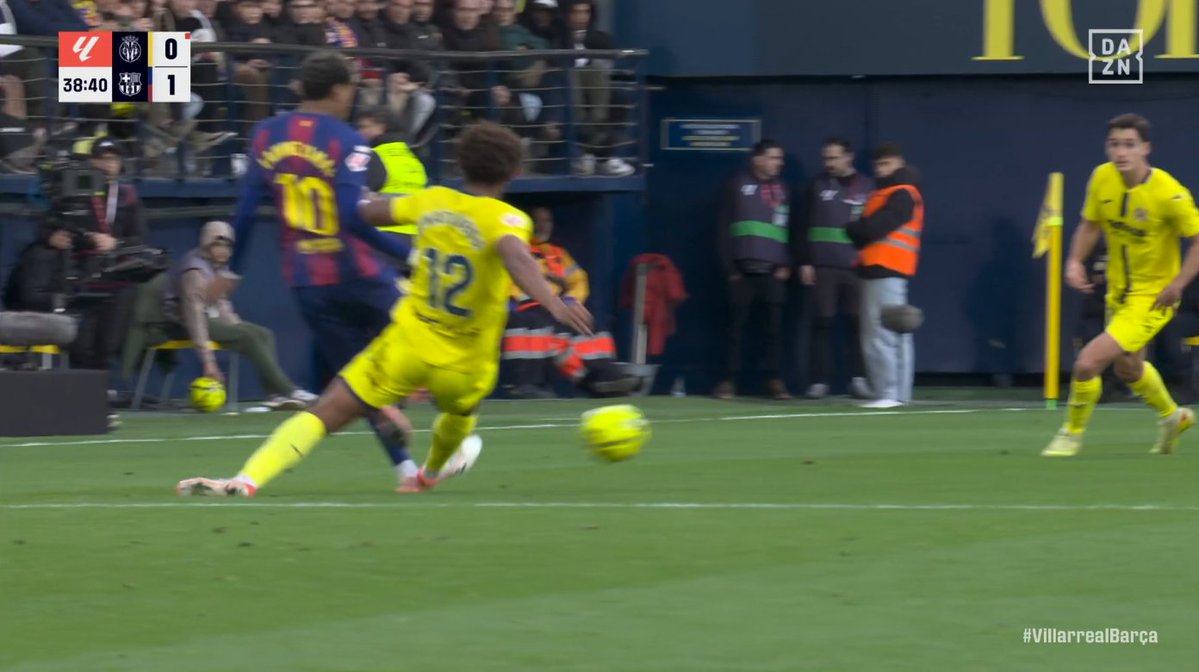 ArchivoVAR's tweet image. ⁉️💥 ¿Es roja directa la entrada de Renato Veiga sobre Lamine Yamal?

✅ 𝗦𝗜.

👉🏻 El defensor entra por detrás con fuerza desmedida dejando los tacos en el pie apoyado de su rival.

▪️ Sin ser una tarjeta roja clarísima, hay motivos suficientes para mostrarla.