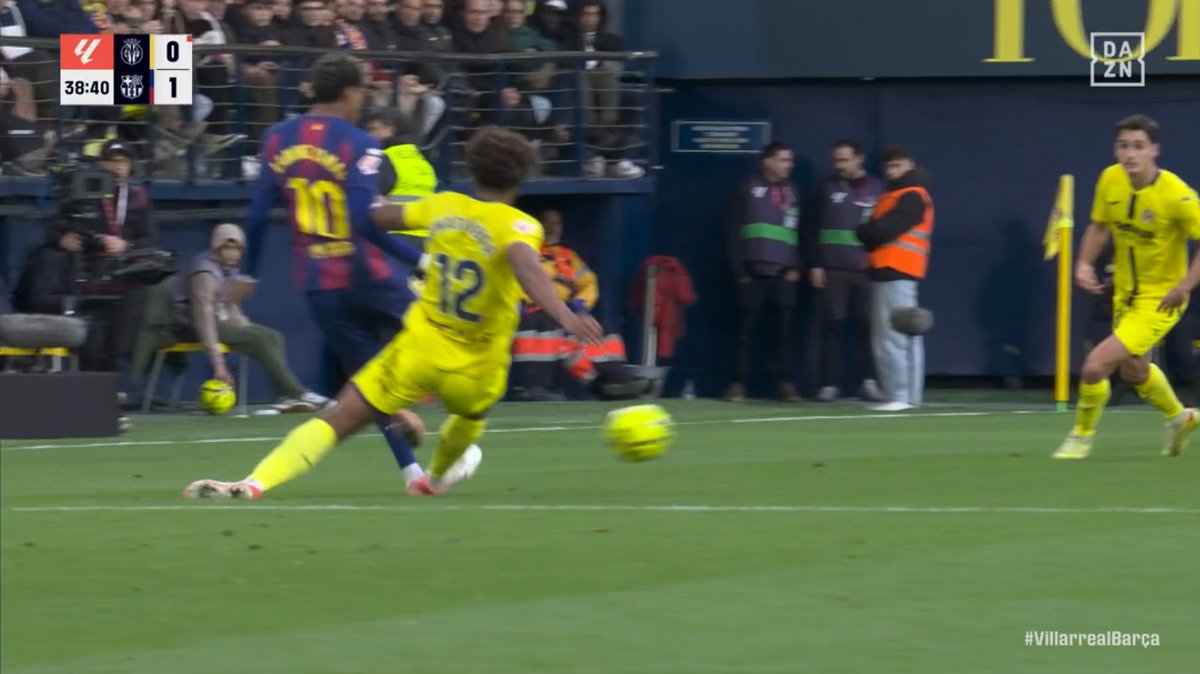 ArchivoVAR's tweet image. ⁉️💥 ¿Es roja directa la entrada de Renato Veiga sobre Lamine Yamal?

✅ 𝗦𝗜.

👉🏻 El defensor entra por detrás con fuerza desmedida dejando los tacos en el pie apoyado de su rival.

▪️ Sin ser una tarjeta roja clarísima, hay motivos suficientes para mostrarla.