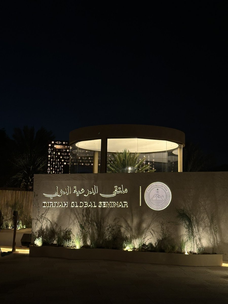 لُـجـيـن tweet media
