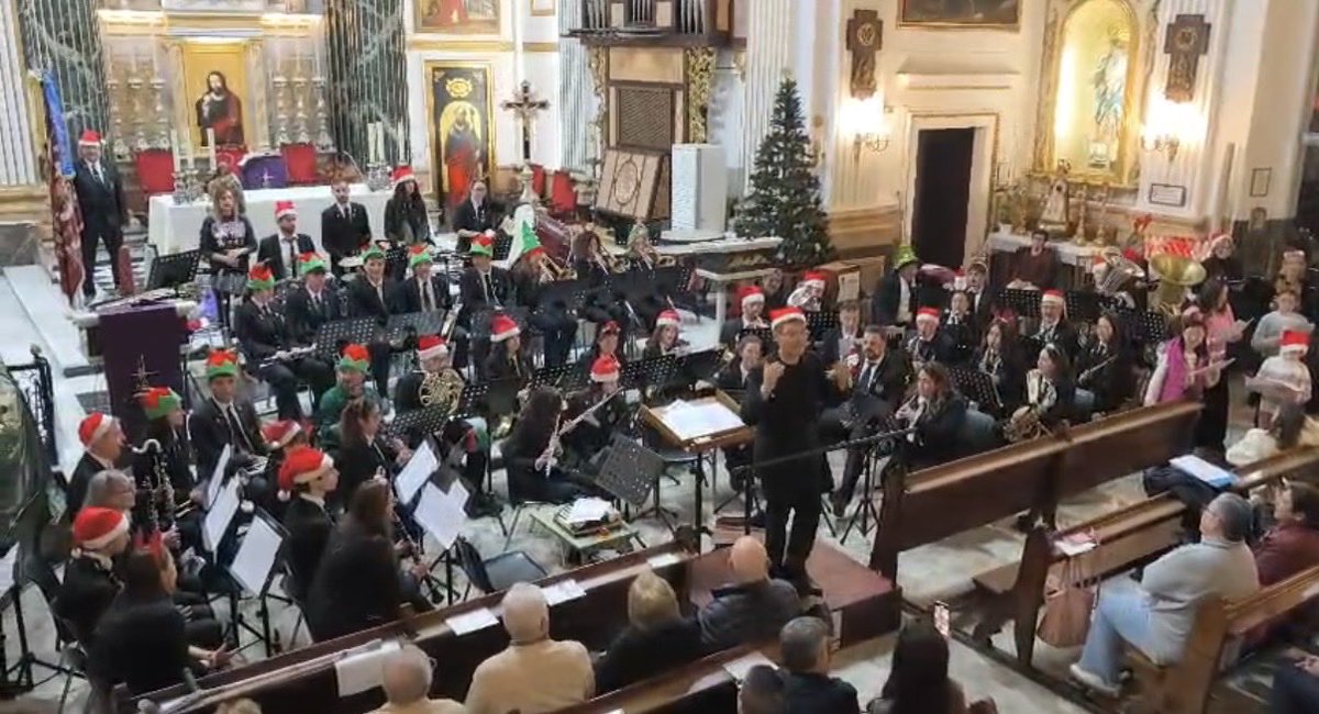 ildebass's tweet image. Concierto de Navidad con la Agrupació Musical Santa Cecília del Grau Emociones, sorpresas, ilusiones… para acabar el año y poner en el punto de mira grandes objetivos para el 2026.

#musica #músicamejorconamigos
#musicalamejormedicina