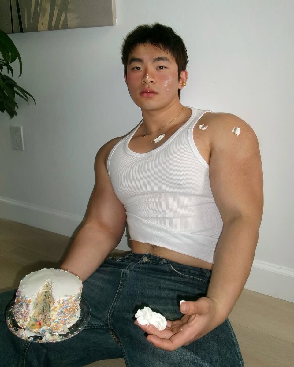 hasuyeong's tweet image. he’s so bodyspo