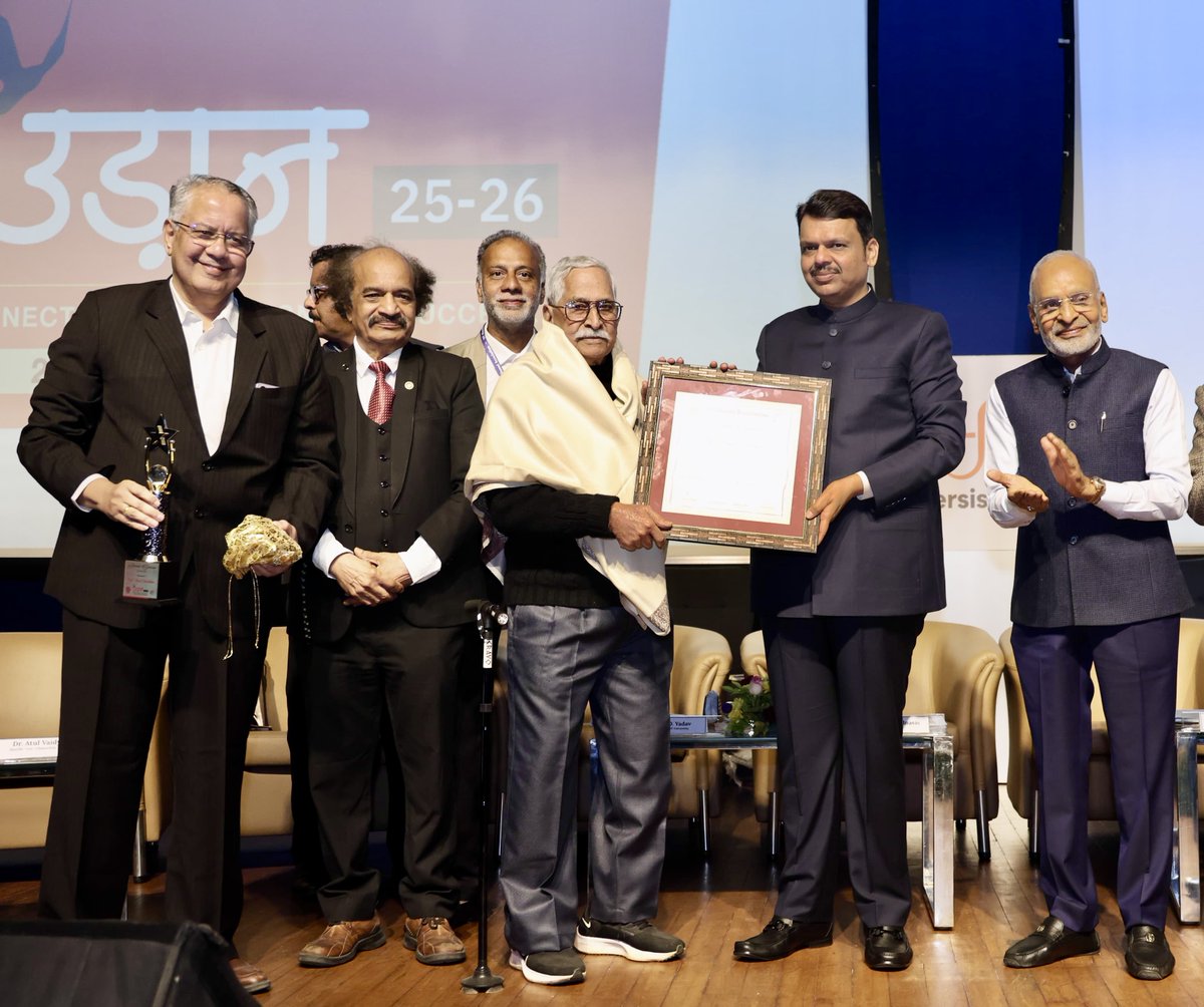 CMOMaharashtra's tweet image. मुख्यमंत्री देवेंद्र फडणवीस यांनी आज नागपूर येथे 'लक्ष्मीनारायण अभिनव तंत्रज्ञान विद्यापीठ, नागपूर' द्वारे आयोजित 'ज्वेल ऑफ एलआयटी अँड युथ आयकॉन' पुरस्कारांचे वितरण केले. 

यावेळी पुरस्कार प्राप्त मान्यवर :

जीवन गौरव पुरस्कार :
✅प्रा. डॉ. आर. एल. सोनालीकर
✅प्रा. अरुण दांडेकर…