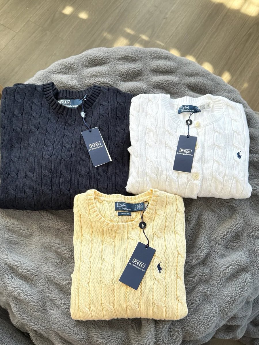 DanielThomWS's tweet image. There are three buildings in total: one floor for women's clothing, one floor for men's clothing, and one floor for children's clothing. Each building has three floors, which is dazzling and feels like entering a museum. Some people even brought cameras to take pictures.