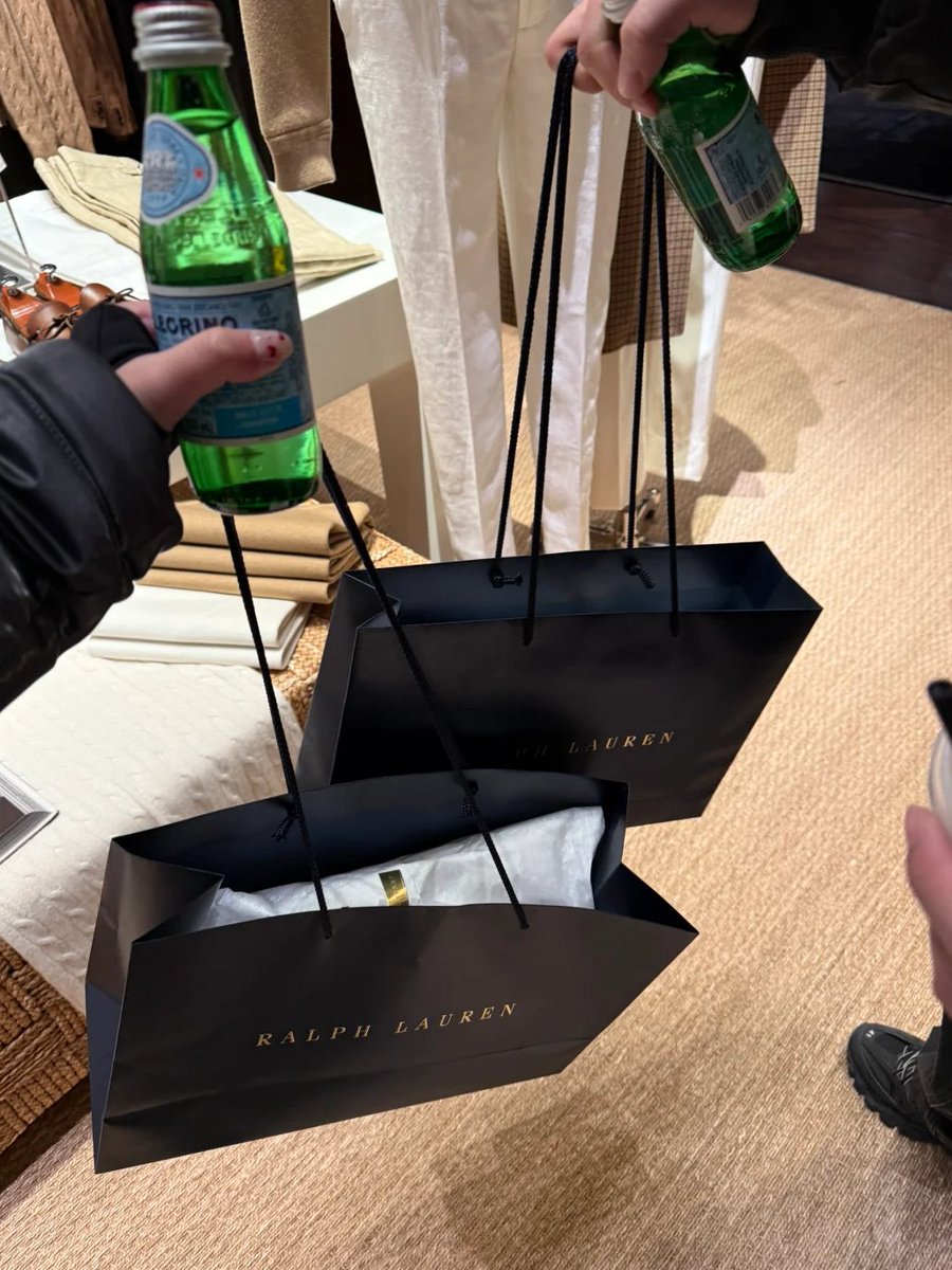 DanielThomWS's tweet image. There are three buildings in total: one floor for women's clothing, one floor for men's clothing, and one floor for children's clothing. Each building has three floors, which is dazzling and feels like entering a museum. Some people even brought cameras to take pictures.