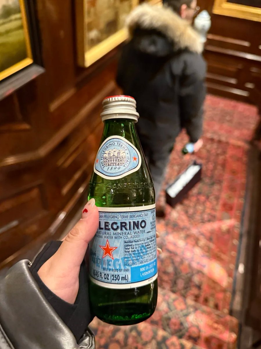 DanielThomWS's tweet image. There are three buildings in total: one floor for women's clothing, one floor for men's clothing, and one floor for children's clothing. Each building has three floors, which is dazzling and feels like entering a museum. Some people even brought cameras to take pictures.