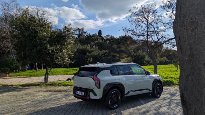 ⚡️ Menzil Kaygısını Bitiren "Küçük Dev": Kia EV3 Testte!

Geçtiğimiz hafta, Kia'nın yeni oyuncusu EV3 GT-Line ile beraberdik. Herkes "menzilim yetecek mi?" diye düşünürken, o "nereye gidiyoruz?" diye soruyor. 😎

İşte editörün filtresiz karnesi:

✅ Neleri Sevdim?

Menzil Kralı: