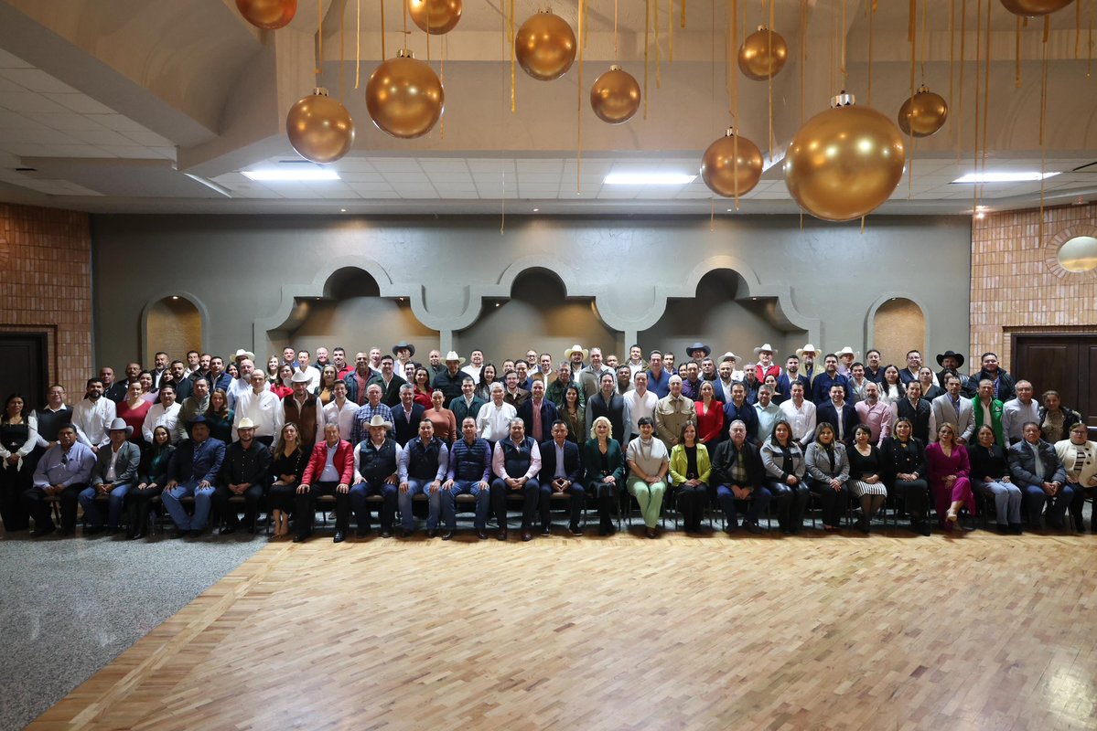 Qué gusto convivir con amigas y amigos de #Coahuila, junto a mi amigo, el gobernador <a href="/manolojim/">Manolo Jiménez Salinas</a>. Sigamos unidos construyendo la grandeza de nuestro estado. ¡Felices fiestas! #TorreónSiemprePuedeMás 👊 #CoahuilaPaDelante
